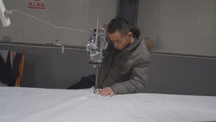 新疆庫車 節(jié)后服裝企業(yè)開足馬力趕訂單，輔料制造產業(yè)鏈協(xié)同發(fā)力